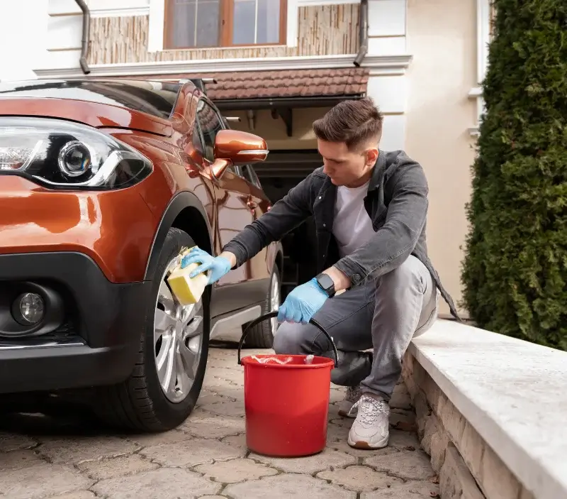 Lavage auto à domicile Saint-Rémy-en-Rollat : professionnel intervenant sur un véhicule